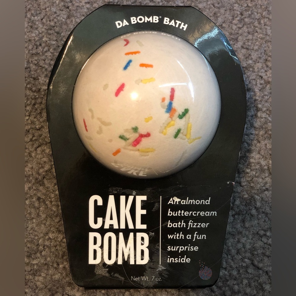 Bath Bomb (Fizzer) NWT CAKE BOMB 🍰🛁